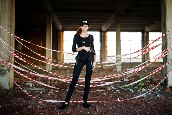 Seksi kadın FBI ajanı, abadoned yer.