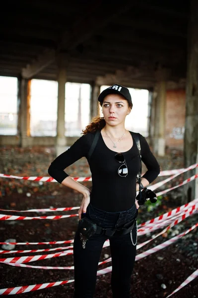 Seksi kadın FBI ajanı, abadoned yer.