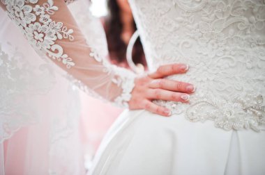 Gelinin beline tutarak düğün dre, yandan yakın çekim fotoğraf