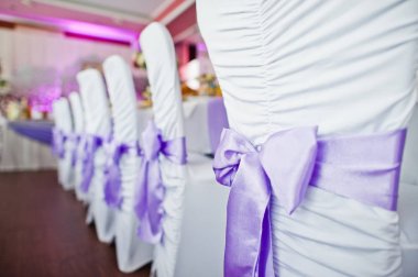 R sandalyelere mor şerit yay yakın çekim fotoğraf bağlı