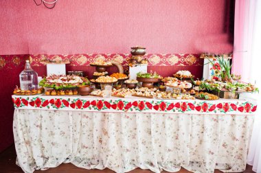 Peynir ve et yemekleri düğün Ziyafet olarak dekore edilmiş.