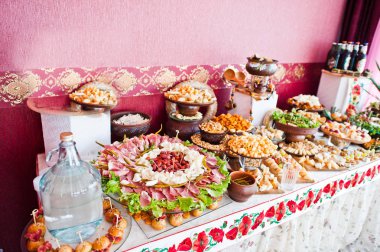 Peynir ve et yemekleri düğün Ziyafet olarak dekore edilmiş.