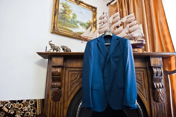 Der elegante blaue Hochzeits-Smoking des Bräutigams hängt an den Regalen am — Stockfoto