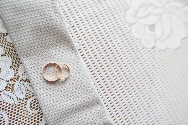 Foto de cerca de la corbata blanca que pone en la mesa con la boda de oro — Foto de Stock