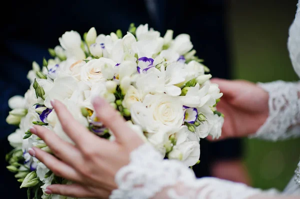 Foto de close-up de um buquê de casamento nas mãos do noivo . — Fotografia de Stock
