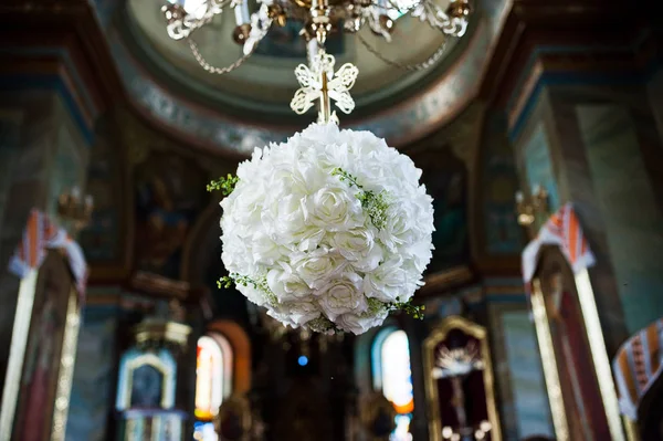 Décoration florale faite de roses suspendues au lustre en t — Photo