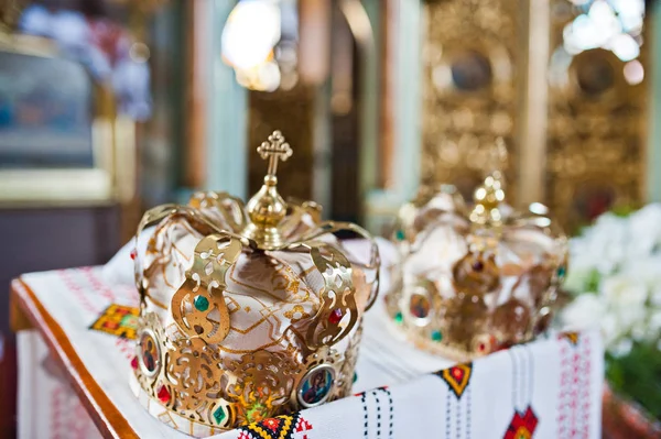 Yakın çekim fotoğraf masada kilisede düğün kronlar.