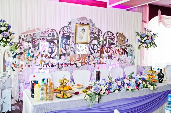 Impresionantes mesas de boda decoradas con varios platos y flores —  Fotos de Stock