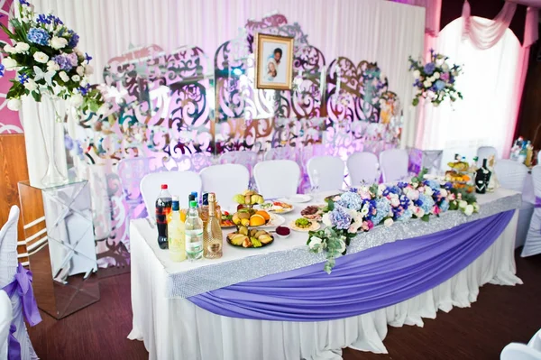 Афиша украшала свадебные столы различными блюдами и цветами — стоковое фото