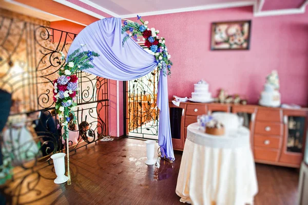 Wedding arch and table with present box on top of it. Two cakes — Stock Photo, Image