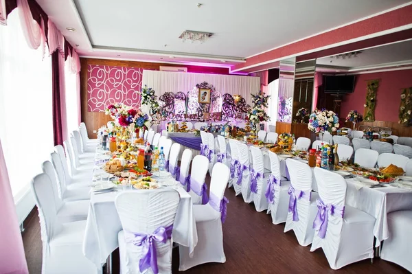 Ehrfürchtig dekorierte Hochzeitstische mit verschiedenen Gerichten und floralen — Stockfoto