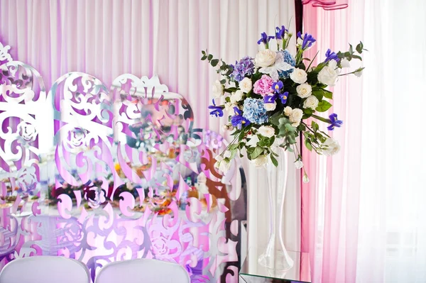 Composiciones florales hechas de diferentes flores, decoradas para el — Foto de Stock