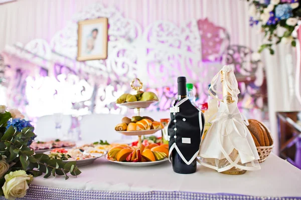 Nahaufnahme von geschmückten Flaschen auf dem Tisch beim Hochzeitsbankett — Stockfoto