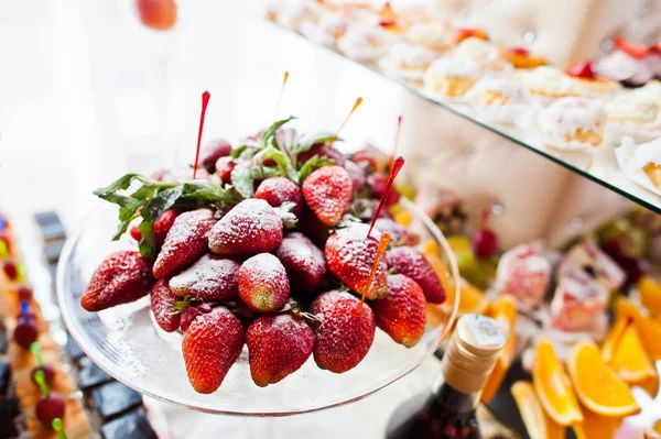 Close-up photo of fresh strawberries on the wedding banquet and — Stock Photo, Image