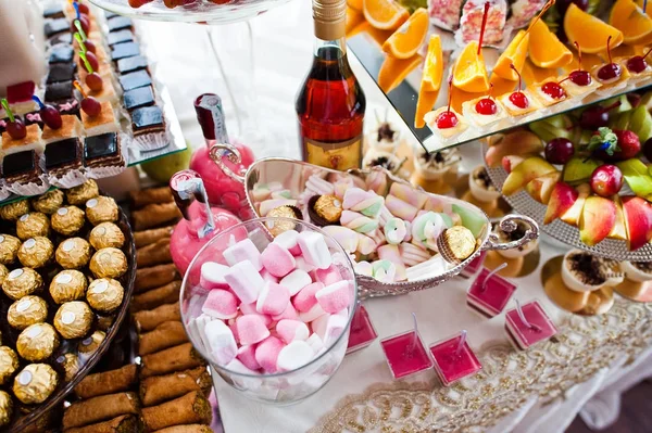 Variedad de postres dulces con frutas y bebidas alcohólicas en el — Foto de Stock