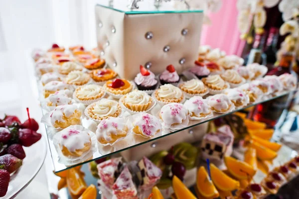 Foto da vicino di un'enorme varietà di cupcake colorati sui weddi — Foto Stock