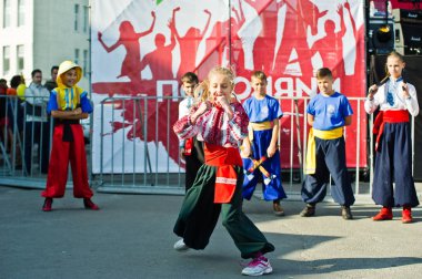 Ternopil, Ukrayna - 1 Ekim 2017: Ukrayna Kazaklar çocuklara 