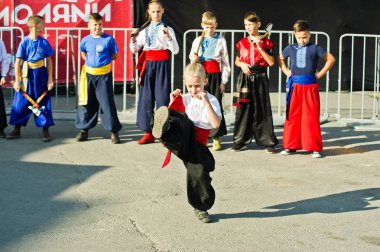 Ternopil, Ukrayna - 1 Ekim 2017: Ukrayna Kazaklar çocuklara 