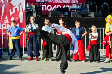 Ternopil, Ukrayna - 1 Ekim 2017: Ukrayna Kazaklar çocuklara 