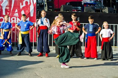 Ternopil, Ukrayna - 1 Ekim 2017: Ukrayna Kazaklar çocuklara 