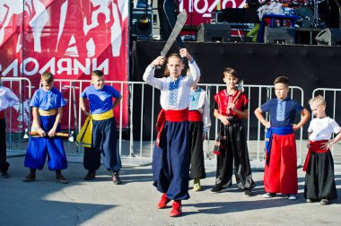 Ternopil, Ukrayna - 1 Ekim 2017: Ukrayna Kazaklar çocuklara 