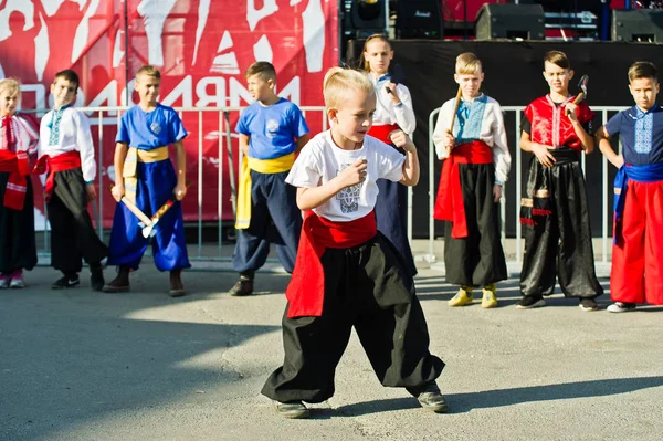 Ternopil, Ukrayna - 1 Ekim 2017: Ukrayna Kazaklar çocuklara 