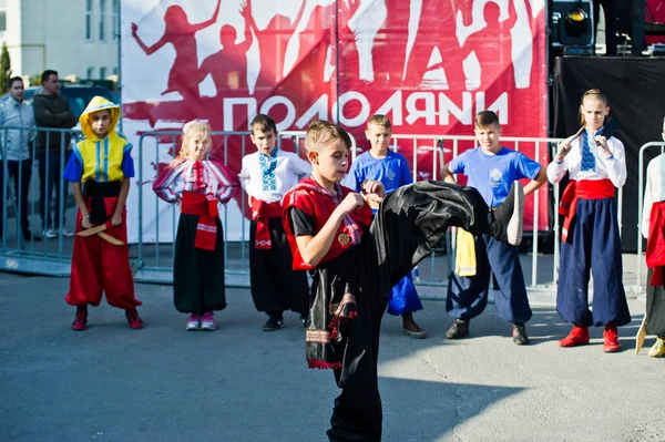 Ternopil, Ukrayna - 1 Ekim 2017: Ukrayna Kazaklar çocuklara 