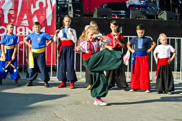 Ternopil, Ukrayna - 1 Ekim 2017: Ukrayna Kazaklar çocuklara 