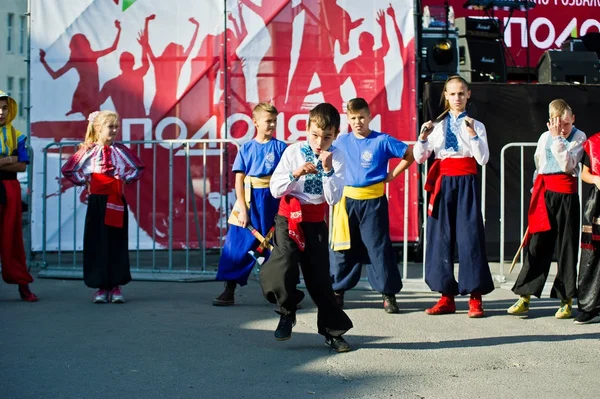 Ternopil, Ukraine - October 1, 2017: Ukrainian cossacks kids at — Stock Photo, Image