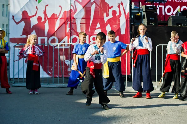 Ternopil, Ukrayna - 1 Ekim 2017: Ukrayna Kazaklar çocuklara 