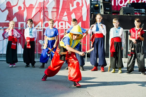 Ternopil, Ukrayna - 1 Ekim 2017: Ukrayna Kazaklar çocuklara 