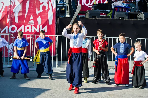Ternopil, Ukrayna - 1 Ekim 2017: Ukrayna Kazaklar çocuklara 