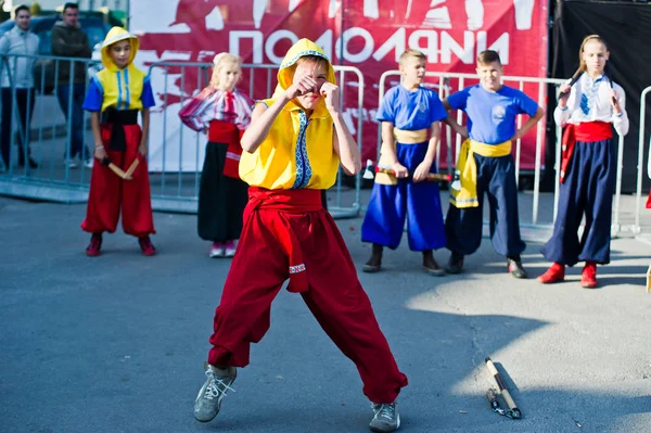 Ternopil, Ukrayna - 1 Ekim 2017: Ukrayna Kazaklar çocuklara 