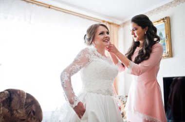 Güzel nedime gelin düğün küpesini koymak için yardım