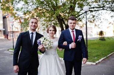 Muhteşem genç gelin iki sağdıç bir geminin subaylarınca açık ile poz