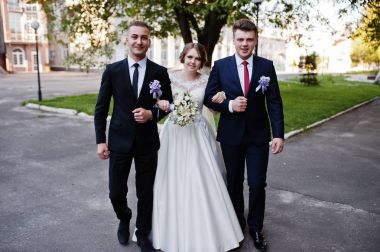 Muhteşem genç gelin iki sağdıç bir geminin subaylarınca açık ile poz