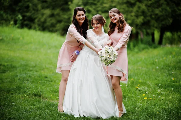 Atractiva novia posando y divirtiéndose con dos de sus damas de honor —  Fotos de Stock