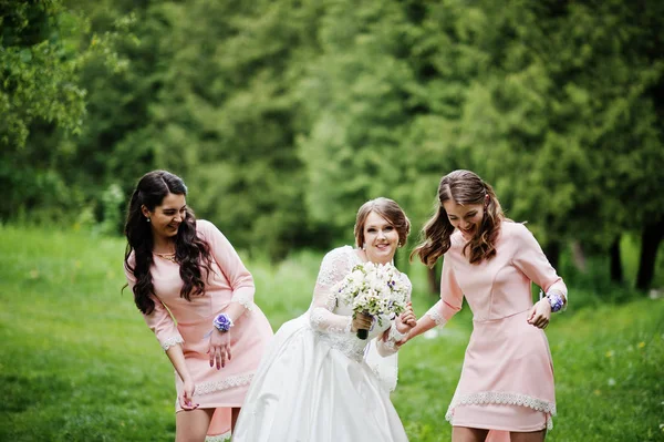 Noiva atraente posando e se divertindo com duas suas damas de honra — Fotografia de Stock