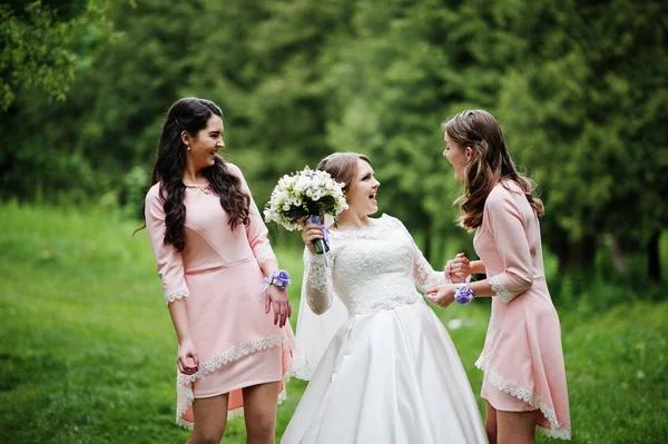 Atractiva novia posando y divirtiéndose con dos de sus damas de honor — Foto de Stock