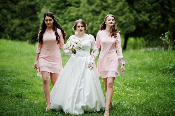 Aantrekkelijke bruid poseren en plezier met twee haar bruidsmeisjes — Stockfoto