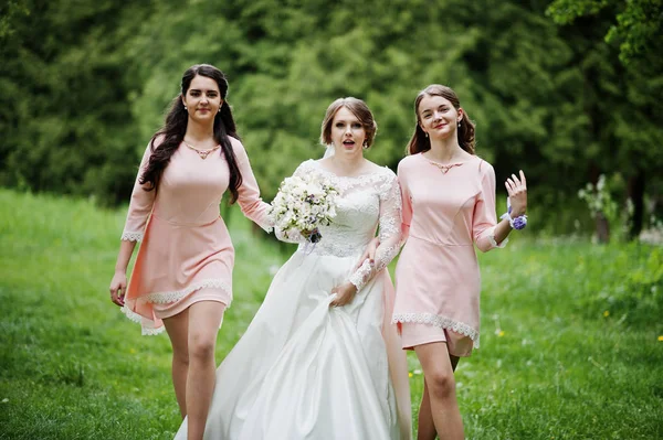 Atractiva novia posando y divirtiéndose con dos de sus damas de honor — Foto de Stock
