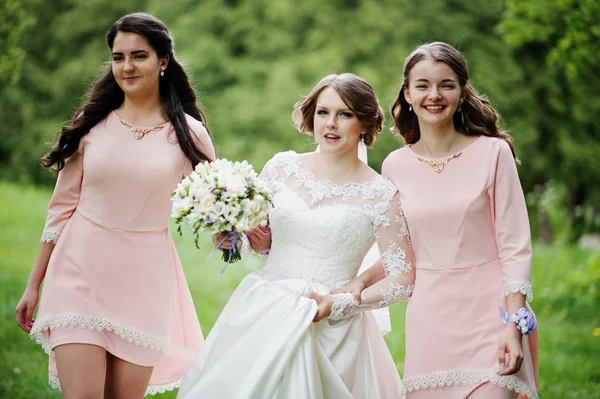 Aantrekkelijke bruid poseren en plezier met twee haar bruidsmeisjes — Stockfoto