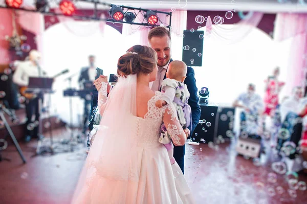 Fantástico jovem lindo casamento casal dançando na restaura — Fotografia de Stock