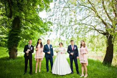 Düğün çifti, nedime ve en iyi adam t için bekleyen sağdıç