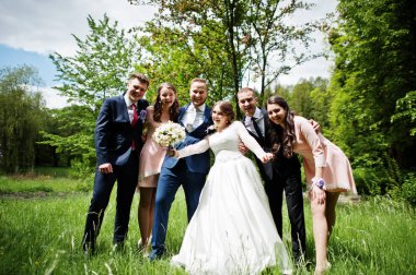 Nedime ve damatlar ile eğleniyor çılgın ve mutlu yeni evliler