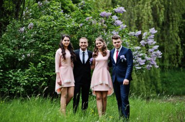 Nedime pembe elbise tu yakışıklı sağdıç ile poz