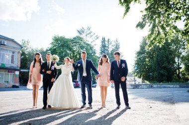 Mutlu evlilik çift ve Sağdıçlar çalıştıran ve j ile bridesmids