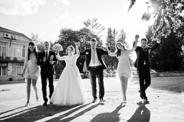 Mutlu evlilik çift ve Sağdıçlar çalıştıran ve j ile bridesmids