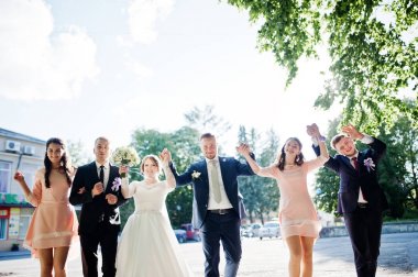 Mutlu evlilik çift ve Sağdıçlar çalıştıran ve j ile bridesmids