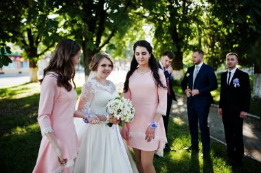 Çift düğün poz ve nedime ve damatlar ile eğleniyor